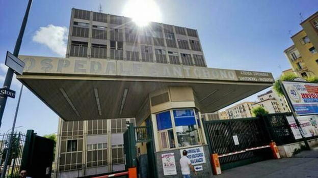 Bimbo di 9 mesi ricoverato a Napoli con gravi contusioni: indagini in corso sulla dinamica dell’accaduto