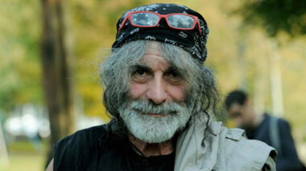 Mauro Corona: «L’alcol accende la mia creatività. Mio padre mi picchiava, se n’è andato nel sonno: troppo comodo»