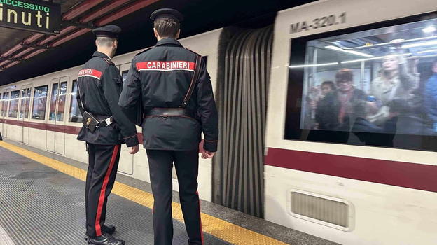 Il furto dello zaino alla metro di Roma: denunciato il 53enne che ha approfittato di un momento difficile