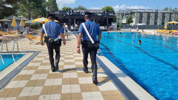 Bimbo di 6 anni perde la vita in piscina a Ferrara: in corso le indagini tra annegamento e malore improvviso
