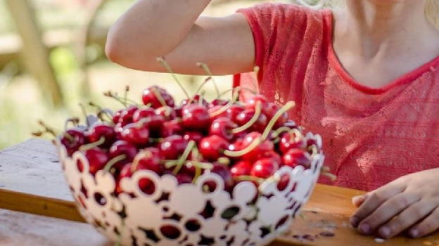 Il piccolo boccone fatale: bimba di 2 anni soffocata da una ciliegia davanti ai genitori a Treviso