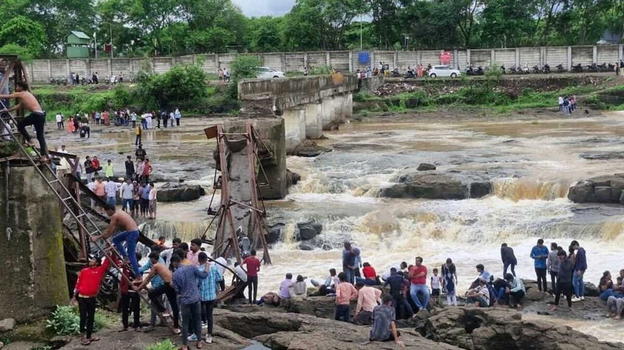 India, ponte crolla e 125 turisti finiscono nel fiume: deceduti e dispersi