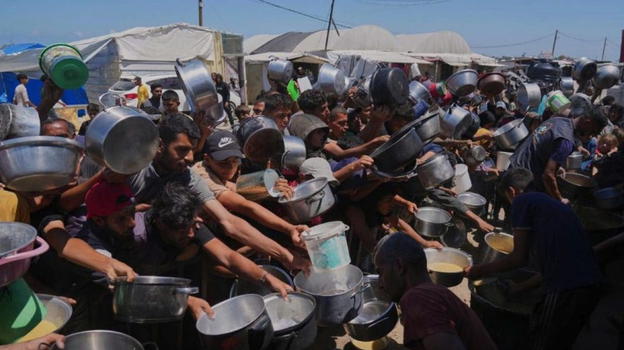 Gaza, la crisi della fame: l’esercito israeliano apre il fuoco sui civili in coda per il pane, almeno 38 persone hanno perso la vita