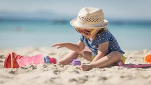 Estate coi bambini: ecco le malattie da evitare secondo la pediatra – «Mai nudi sulla sabbia!»