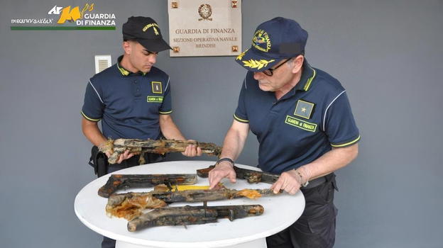 Misterioso deposito sommerso a Campo di Mare: la Guardia di Finanza intercetta materiale bellico nascosto sul fondale