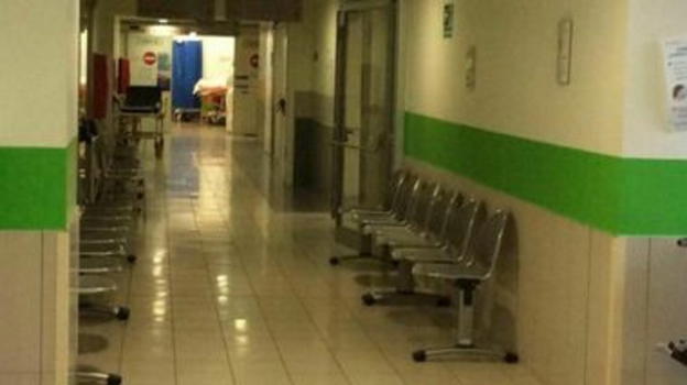 Feto lasciato in un bagno del pronto soccorso: sconcerto e indagini all’ospedale di Piacenza