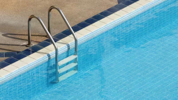 Castrezzato, bambino di 4 anni cade in piscina e muore: si era allontanato dai genitori per pochi istanti