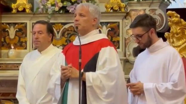 Sorrento: parroco celebra messa indossando i colori della bandiera palestinese