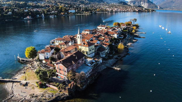 Rapporto intimo sull’Isola dei Pescatori in pieno giorno: coppia multata di 10mila euro