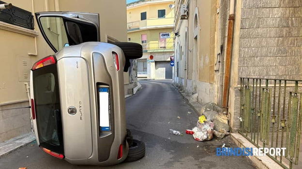 Grande paura nel centro di San Pietro Vernotico: auto si ribalta in una stradina, giovane in ospedale per controlli