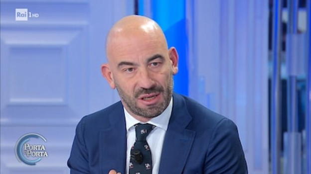 Covid, allerta per l’estate: le varianti Nimbus e Stratus si diffondono velocemente e sfuggono ai vaccini