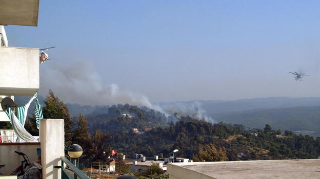 Inferno tra le dune: Baia Domizia in fuga per le fiamme nella pineta