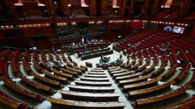 Governo punta alla settimana corta per i deputati, ma frena sulla riduzione dell’orario per i lavoratori