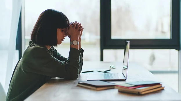 Ansia e lavoro nel 2024/25: Un’emergenza silenziosa tra precarietà e iper produttività.