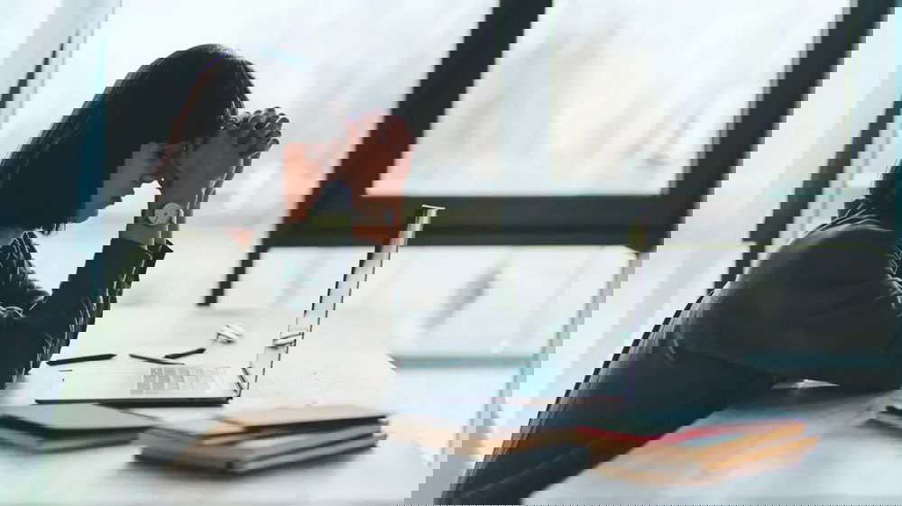 Ansia e lavoro nel 2024/25: Un’emergenza silenziosa tra precarietà e iper produttività.