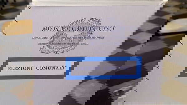 Caso elezioni, ecco le anomalie: omissioni nei verbali, schede in eccesso nelle urne e tessere elettorali scomparse