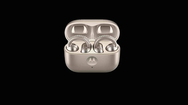 Moto buds loop di Motorola: audio Bose e scintille Swarovski per l’estate 2025