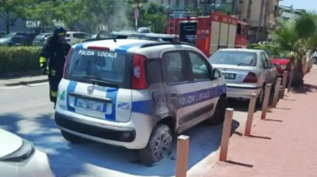 Paura a Montesilvano, dove uno ha dato alle fiamme un’auto della Polizia Locale parcheggiata al comando