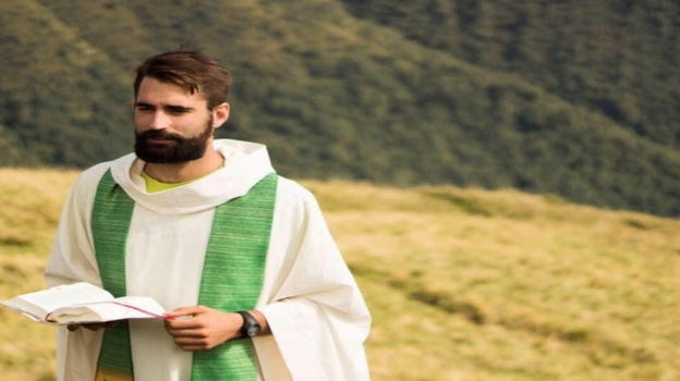 Cannobio in silenzio per don Matteo Balzano: il giovane sacerdote trovato senza vita nella casa dell’oratorio