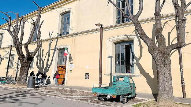 Perugia: pubblica 20 post contro il liceo della figlia per una valutazione considerata errata