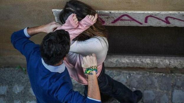 Bologna, donna chiede aiuto davanti a una caserma: carabiniere fuori servizio fa arrestare l’ex compagno