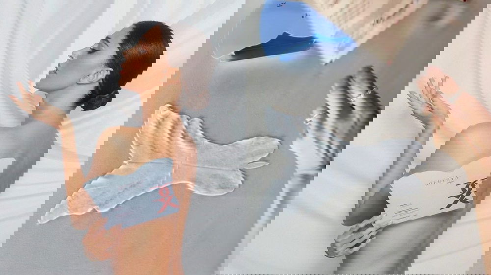 Belen lancia la maschera vaginale: boom sui social e commento della mamma