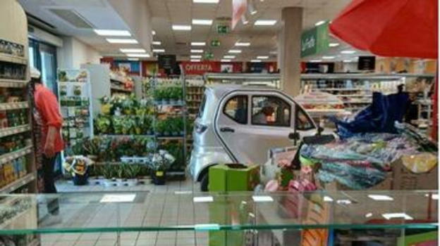 Albinia, anziano entra con la minicar nel supermercato e parcheggia tra gli scaffali: «Le borse pesano»