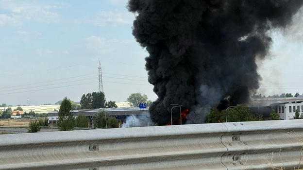 Sinistro a Crespellano: autocisterna di GPL esce di strada e prende fuoco, l’autista perde la vita