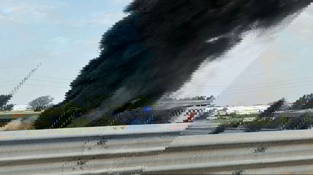 Sinistro a Crespellano: autocisterna di GPL esce di strada e prende fuoco, l’autista perde la vita
