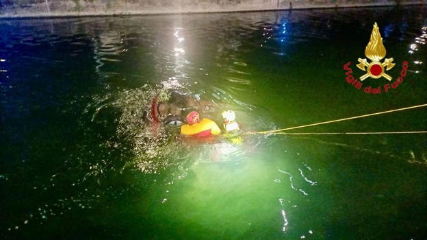 Corsico, auto finisce nel Naviglio: perde la vita un ragazzo di 24 anni di ritorno da una festa