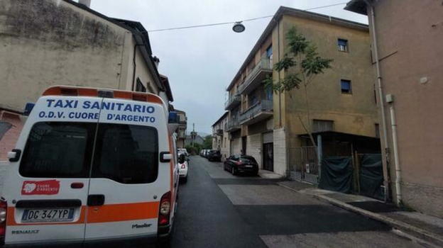 Terni, grave caduta per una donna incinta: il bimbo non sopravvive, mamma in condizioni critiche