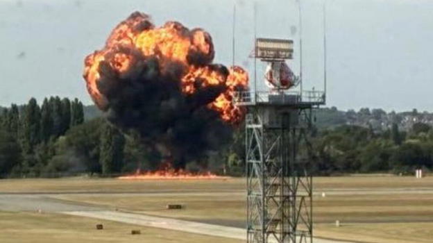 Paura nei cieli del Regno Unito: aereo si schianta dopo il decollo a Southend, nube nera visibile per chilometri