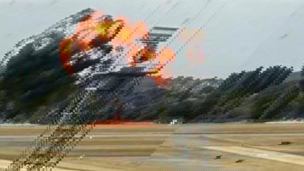 Paura nei cieli del Regno Unito: aereo si schianta dopo il decollo a Southend, nube nera visibile per chilometri