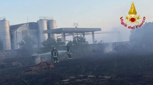 Tuturano, grosso incendio vicino a una cantina. Vigili del Fuoco evitano il peggio