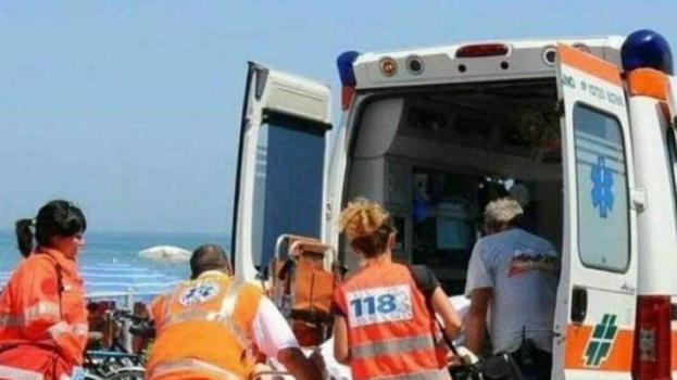 Si tuffa in mare per salvare il figlio, ma batte la testa sugli scogli: 45enne in gravi condizioni