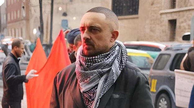 Blitz della Digos a casa di Chef Rubio: sequestrati cellulari e bloccati i profili per post critici su Israele