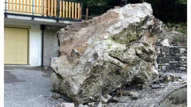 Terrore nella notte a Setteville: un macigno si stacca dalla montagna e sfiora una casa