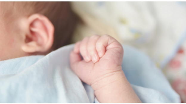 Neonata positiva alla cocaina portata via dal padre: apprensione a Salerno, ricerche in corso