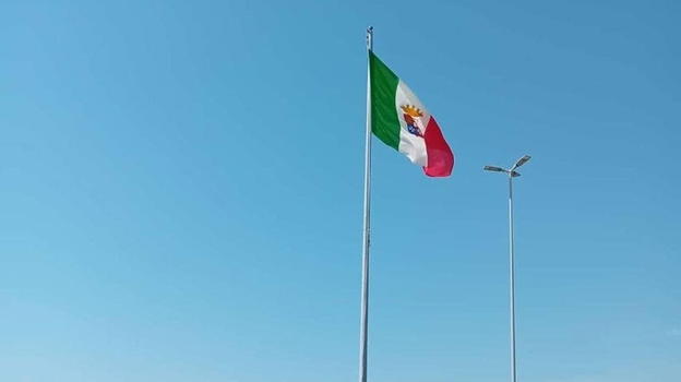 Torre San Gennaro, torna a sventolare la bandiera della Marina Militare: due fratelli protagonisti dell’alzabandiera