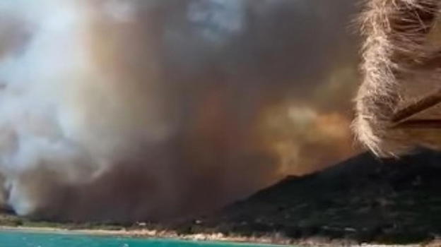 Incendio a Punta Molentis: paura tra i bagnanti, oltre 200 evacuati via mare a Villasimius