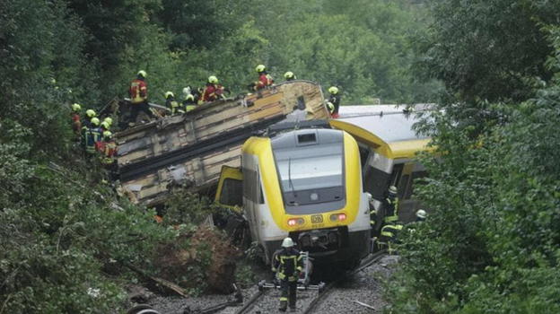 Germania, treno deraglia in Baden-Württemberg: passeggeri soccorsi tra i boschi, convoglio ribaltato
