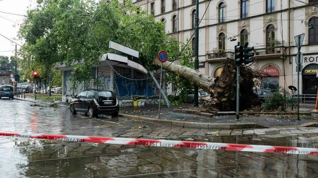 Maltempo in arrivo sull’Italia: lunedì 28 luglio con allerta meteo in 12 regioni per temporali, grandinate e calo termico