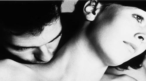 Il profumo segreto dell’ovulazione che eccita e calma gli uomini: la chimica del desiderio nascosta nell’odore ascellare