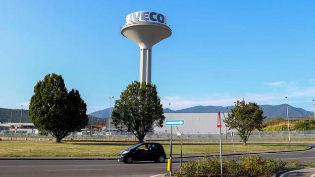 Iveco si rinnova: veicoli commerciali a Tata Motors, difesa a Leonardo con garanzie su stabilità e occupazione