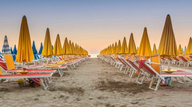 Balneari KO in tutta Italia, dalla Riviera Romagnola alla Puglia -15% di presenze: "Spiagge troppo care"