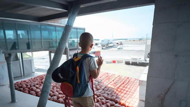 Al figlio è scaduto il passaporto e i genitori lo mollano in aeroporto per non perdere le vacanze