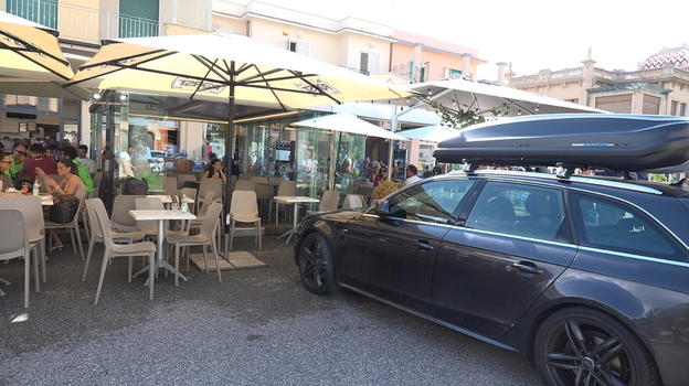 Viareggio, attimi di paura sulla Passeggiata: auto finisce nella zona pedonale accanto a un dehor