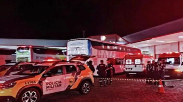 Donna muore durante un viaggio in bus con 26 iPhone incollati al corpo: ipotesi contrabbando