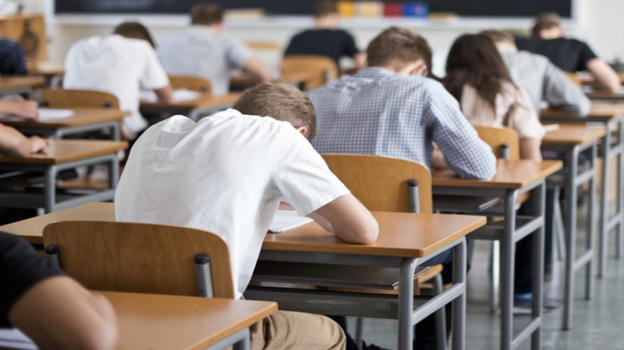 Scoperta con il cellulare nascosto: studentessa modello esclusa dall’esame di maturità