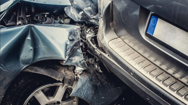 Notte ad alta velocità: una corsa finita male lascia un giovane senza vita e due contusi